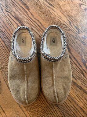 UGG Men’s Chestnut Suede Shearling Tasman Clogs